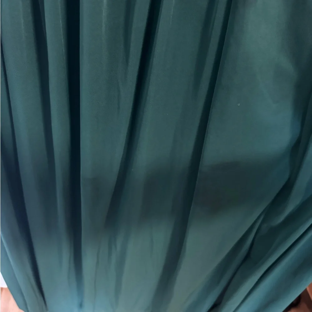 Elegant Green Evening Gown - Picture 2 of 2